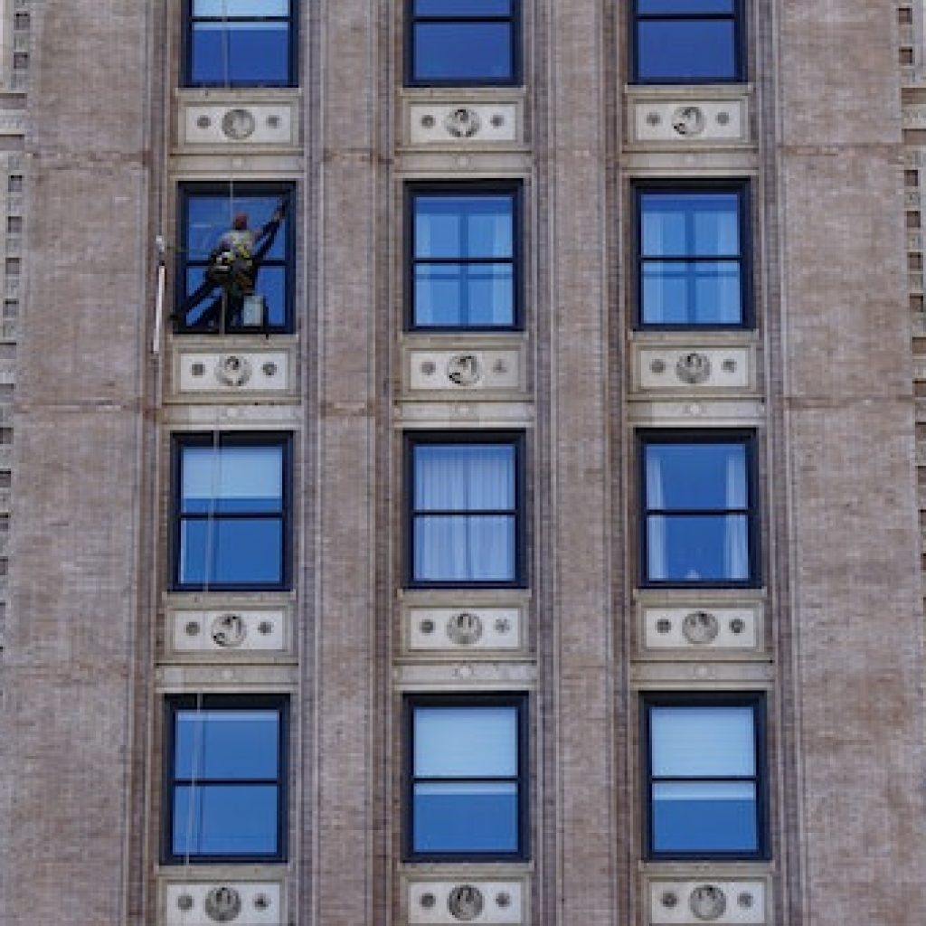 Chicago style windows in a tall building