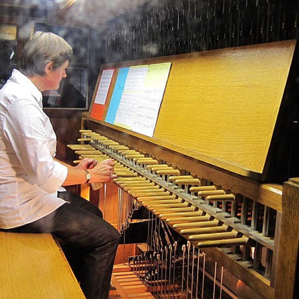 Carillon being played